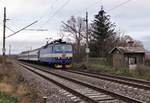 362 125-7 als R 610 „Karlex“ fuhr am 11.11.15 durch Vokov.