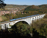 Die Zweisystemlok 362 019  überquerte am 25. Oktober 2021 mit dem R 662  Rožmberk  (Brno hl.n-Plzeň hl.n) die Most míru in Dolní Loučky. Die Brücke des Friedens welche rund 30 Meter hoch und 300 Meter lang ist, der 120 Meter lange Hauptbogen gilt als längster Eisenbetonbogen Tschechiens. 