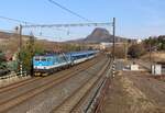 362 086-1 als R 610 (mit den neuen interJet Waggons) zu sehen am 20.03.22 in Želenice nad Bílinou.