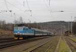 362 079-6 zusehen mit einem Schnellzug bei der Ausfahrt in Kynšperk nad Ohrí am 06.01.14   