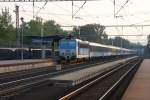 23.8.2013 um 06.41 Uhr braust CD 362112 mit einem Schnellzug durch den Bahnhof
Zabori nad Labem in Richtung Kolin.