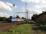 362 130-7 mit einem Schnellzug in Tršnice am 15.07.15.