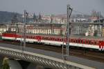 Eine unbekannte 362 mit farblich passenden Waggons fährt in den Prager Hbf ein.