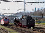 Generationenbegegnung am 02.04.2016 im Bahnhof Cheb (Eger). Während 01 1519 der EFZ im Rahmen einer Sonderzugveranstaltung der Eisenbahnfreunde Glauchau und der PRESS auf Rangierfahrt ins Bw zum Auffüllen der Wasservorräte ist, durchfährt gleichzeitig 362 086 den Bahnhof.