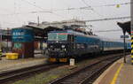 Die ETCS Werbelok 362 027 am R in Brno hlavní nádraží kurz vor der Abfahrt. Aufgenommen am 28.12.2023