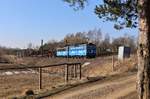363 530-7 und 363 515-8 zu sehen am 23.02.18 mit einem leeren Holzzug in Chotikov.