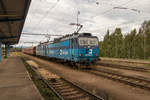 Am 4. August 2017 kamen 363 505-9 und 363 516-6 gegen Nachmittag am Bahnhof Nove Sedlo u Lokte an. Die Wagen sind gerade abgekuppelt worden und die beiden Loks fahren langsam davon. 