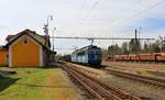 363 514-1 und 363 xxx zu sehen am 12.04.18 mit einem leeren Holzzug in Tršnice.