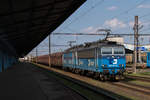 Bahnhof Cheb am 21. April 2018. CD 363 524-0 und 363 519-0 stehen mit einem langen Kohlezug im Bahnhof. 