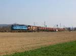 Die 363 522 und die 731 005 mit einem Güterzug am 29.03.2014 unterwegs bei Chotíkov.