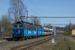 Zwei Knödelpressen durchfahren Nebanice mit einen lagnen Autozug, 02.04.2016