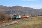 363 010-0 mit einem Containerzug zu sehen am 06.03.19 bei Sebuzín.