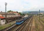 363 047-2 zu sehen mit einem Kohlenzug am 09.07.22 in Ústí nad Labem-Střekov. Foto entstand von der Fußgängerbrücke!