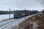 Nachdem die 363 280 den Autozug nach Cheb gebracht hatte, fuhr sie wenig später mit dem Nex 45361 zurück. Aufgenommen am 13.01.2026 bei Kynsperk nad Ohri