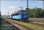 CD Cargo 363 016-7 durchf�hrt mit einem G�terzug den Bahnhof Kralupy nad Vltavou am 3. 8.