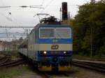 Die 363 082 am 03.11.2008 mit einem OS bei der Ausfahrt in Pilsen Hbf.