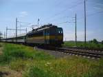 363 085-2 ist mit einem Personenzug unterwegs zwischen Cheb und Trsnice, am 09.06.10.
