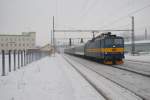 8.1.2011 10:40 ČD Baureihe 363 076-1 mit einem Schnellzug (R) aus Cheb nach Praha hl.n. bei der Einfahrt in den Bahnhof Sokolov.