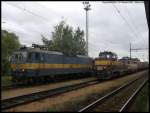 Viel los im Hbf von Kutn Hora: CD 363 048 beginnt gerade seine Fahrt und verlsst mit seinem Gterzug den Bahnhof, CD 731 010 rangiert mit CD 230 055 (25.Oktober 2011)