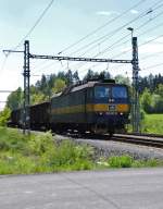 19.5.2013 13:45 ČD 363 067-0 mit einem Gterzug aus Richtung Marinsk Lzně in Richtung Cheb in der Nhe der Talsperre Jesenice zwischen der Haltestelle Stebnice und dem Bahnhof Lipov u Chebu.