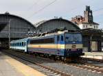 Die 363 057 mit einem MAV IC Wagen bei einer Rangierfahrt am 03.04.2010 im Prager Hbf.