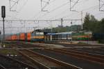 Früh morgens beginnt im Bahnhof Zabori nad Labem sogar ein Os in Richtung Pardubitz. Während der hier eingesetzte Zug am 23.8.2013 am Bahnsteig wartet, fährt CD 363006 mit einem Container Zug in Richtung Pardubitz vorbei.