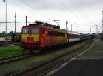 363 127-2 bei der Ausfahrt in Cheb, am 14.06.10. Sie hat den Schnellzug nach Kosice am Hacken. 