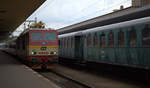 Eine Knödelpresse 371 005-0  Pepin  vor einem Schnellzug in Praha Smichow, rechts im Bild die Wagen des Dampfsonderzuges.