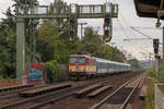 Am 19. September 2017 in Dresden-Strehlen: 371 005-0 mit dem EC durchfährt den Bahnhof. 