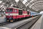 CD 371 004 steht am 7 April 2017 mit deren EC aus Prag in Dresden Hbf und wird dort vom DB 101 ersetzt.