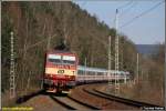 371 004 legt sich am 15.03.08 vor dem EC 175  Jan Jesenius  nach Prag kurz vor Knigstein in die Kurve.