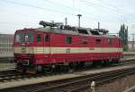 371 004-3 stand am 06.10.04 im Gleisvorfeld des Dresdner Hbf. Sie ist neben 371 003-5 die einzige 371 mit abweichendem Farbschema - orientrot+beige. 