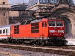 BR 371 201-5 steht mit ihrem EC am 
12.10.2008 Abfahrt bereit in Dresden Hbf.