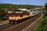 371 002 zieht den EC 174 von Budapest nach Berlin durch das Elbtal, hier bei Hp Stadt Wehlen, 25.04.09