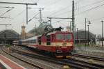 16.06.2009 Dresden Hbf. 371 003-5 mit D61459 nach Prag unterwegs.