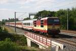 Am 19.05.05 beschleunigt 371 015-9 den EC177 nahe Dresden-Doberitz auf annhernd 160km/h.