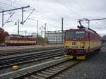 371 002 und 371 015 warten am 04.11.2009 auf neue Aufgaben am Dresdner Hauptbahnhof.