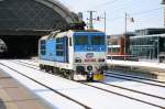 In der schnsten Wintersonne zeigt sich 371 201 in Dresden-Hbf dem Fotografen.