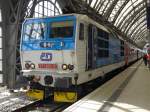 371 201-5 (Gottlieb) ex 180 001 mit dem EC 177 von Dresden nach Budapest-Keleti pu, am 28.03.10. Hier im Hbf Dresden.