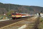 371 001-9 ( Lucka ) trgt genau wie die meisten ihrer Wagen noch den alten Lack der CD. Am 8.4.2010 durchfhrt sie mit EC 378 den ehemaligen Gterbahnhof von Knigstein. In der Mitte des Zuges luft bereits ein Wagen im neuen Farbschema mit. 