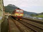 Der IC von Dresden HBF nach Prag gezogen von einer krftigen Kndelpresse 371 015 bei der durchfahrt in Knigstein(welcher sich im Hintergrund erstreckt)Gru an den netten TF :-)
1.8.10