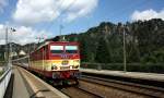 371 005 ( Pepin ) mit EC173  Vindobona  in Kurort Rathen, 4.8.010. Im Hintergrund die Bastei im Elbsandsteingebirge in der Schsischen Schweiz.