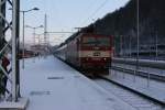 371 003 mit seinem EC am Haken bei seinem Planstop in Bad Schandau.27.11.2010.