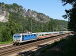 Die CD 371 002  Jocin  bringt den EC 174 Budapest-Keleti pu - Hamburg-Altona vorbei an den Sandsteinfelsen um die Bastei durch die Schsische Schweiz; 26.05.2011  