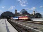 371 015-9 hat am 01.04.12 mit dem EC nach Wien, Ausfahrt im Hbf Dresden.