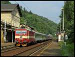 371 003-5 zieht den verspteten CNL 457  Kopernikus  nach Prag durch Krippen. (28.7.2012)