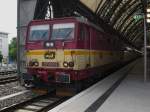 371 001 (mit der alten Lackierung) steht mit dem EC am 06.06.10 in Dresden Hbf zur Abfahrt bereit.