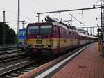 371 001 (mit der alten Lackierung) hat am 06.06.10 Ausfahrt mit dem EC in Dresden Hbf.

