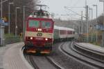 Mit wenigen Minuten Versptung kommt am 03.11.2013 der CNL 459 mit 371 003-5 aus Richtung Leipzig durch Glauchau Schnbrnchen nach Prag Hbf gefahren.