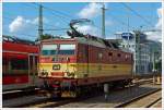 Die ČD 371 015-9  Václav   ex ČD 372 015-8, ČSD 372 015-8 steht am 27.08.2019 beim Hbf Dresden. 

Die Lok wurde 1991 ¦koda in Plzeň (Pilsen) unter der Fabriknummer 8782 für tschechoslowakischen Staatsbahn ČSD als 372 015-8 gebaut, der Wechselstromteil ist von LEW Hennigsdorf. Später erfolgte der Umbau von 120km/h auf 160 km/h Höchstgeschwindigkeit und die Umzeichnung in ČD 371 015-9 (NVR-Nummer: CZ ČD 91 54 7 371 015-9)
Diese  elektrische Zweisystemlokomotiven entstanden durch ein Gemeinschaftsprojekt der Tschechoslowakischen Staatsbahn ČSD und einstigen Deutschen Reichsbahn (DR), die deutschen Lok sind als Baureihen 180 (ex DR 230) eingereiht.

In Deutschland tragen die Loks der BR 180 den  Spitznamen  Knödelpresse, oder wegen dem geringeren Wirkungsgrads auch den Spitznamen  Elbtalheizung . Auch das tschechische Pendant blieb nicht ohne Namen. Die Reihe 372 nennt man im Nachbarland  Bastard , diese 160 km/h schnelle Reihe 371  Turbobastard .

Technische Daten:
Gebaute Loks: 15 für ČSD und 20 DR, davon wurden 6 der ČD in BR 371 und eine DB Lok (180 001) auf 160 km/h Höchstgeschwindigkeit umgebaut. Die 180 001 wurde später an die ČD, als Gegenleistung für eine verunfallte CD-Lok abgegeben, hier nun als ČD 371 201   Gottlieb“  eingereiht.
Spurweite:   1.435 mm
Stromsysteme:   15 kV 16 2/3 Hz / 3 kV Gleichstrom 
Achsfolge:   Bo'Bo'
Länge über Puffer:   16.800 mm
Drehzapfen-Abstand:  8.360 mm
Achsabstand im Drehgestell: 3.200 mm
Eigengewicht:   84 t
Achslast:  21 t
Höchstgeschwindigkeit:  160 km/h
Anfahrzugkraft:   280 kN
Stundenleistung:  3.260 kW
Dauerleistung:   3.080 kW
Dauerzugkraft:  141,6 kN
kleinster befahrbarer  Radius: 120 m  
